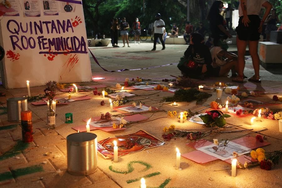 Frente al palacio municipal de Cancún se instalaron imágenes, velas, flores y otros objetos para recordar a Victoria Salazar y a otras mujeres que han muerto en la entidad. Las manifestantes aseguraron que
<b>en otro lugar del mundo, el presidente municipal de Tulum y el gobernador habrían renunciado "de inmediato"</b> ante lo sucedido.