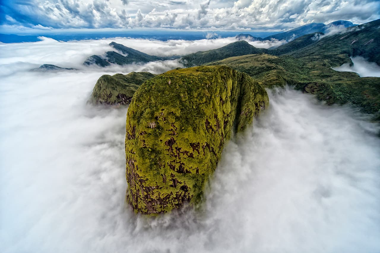 <b>‘Sierra de mar’</b>
<br>
<br>“Durante un vuelo en helicóptero sobre la cordillera del mar, me encontré con esta capa de nubes que hizo que la montaña pareciera un dinosaurio”, explicó el autor sobre esta fotografía tomada en Brasil. Obtuvo el segundo lugar en la categoría ‘paisaje’.
<br>
<br>
<i>The Nature Conservancy </i>fue fundada en Estados Unidos en 1951. “Gracias a más de un millón de miembros y los esfuerzos de más de 400 científicos, impactamos la conservación en 72 países y territorios”, explica la organización en su portal.