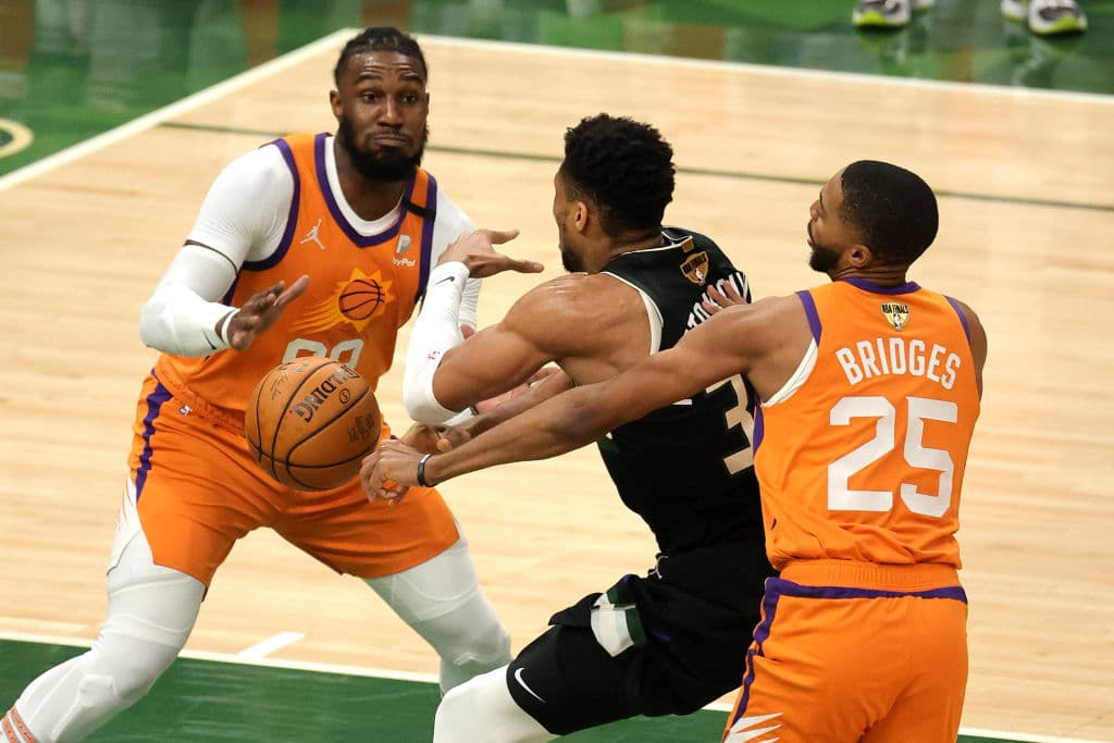 Giannis Antetokoumpo brilla con los Milwaukee Bucks y logran remontar una ventaja de 0-2 para quedar campeones de la NBA. Los Bucks vencieron a los Suns 98-105 en el sexto juego de las Finales.
