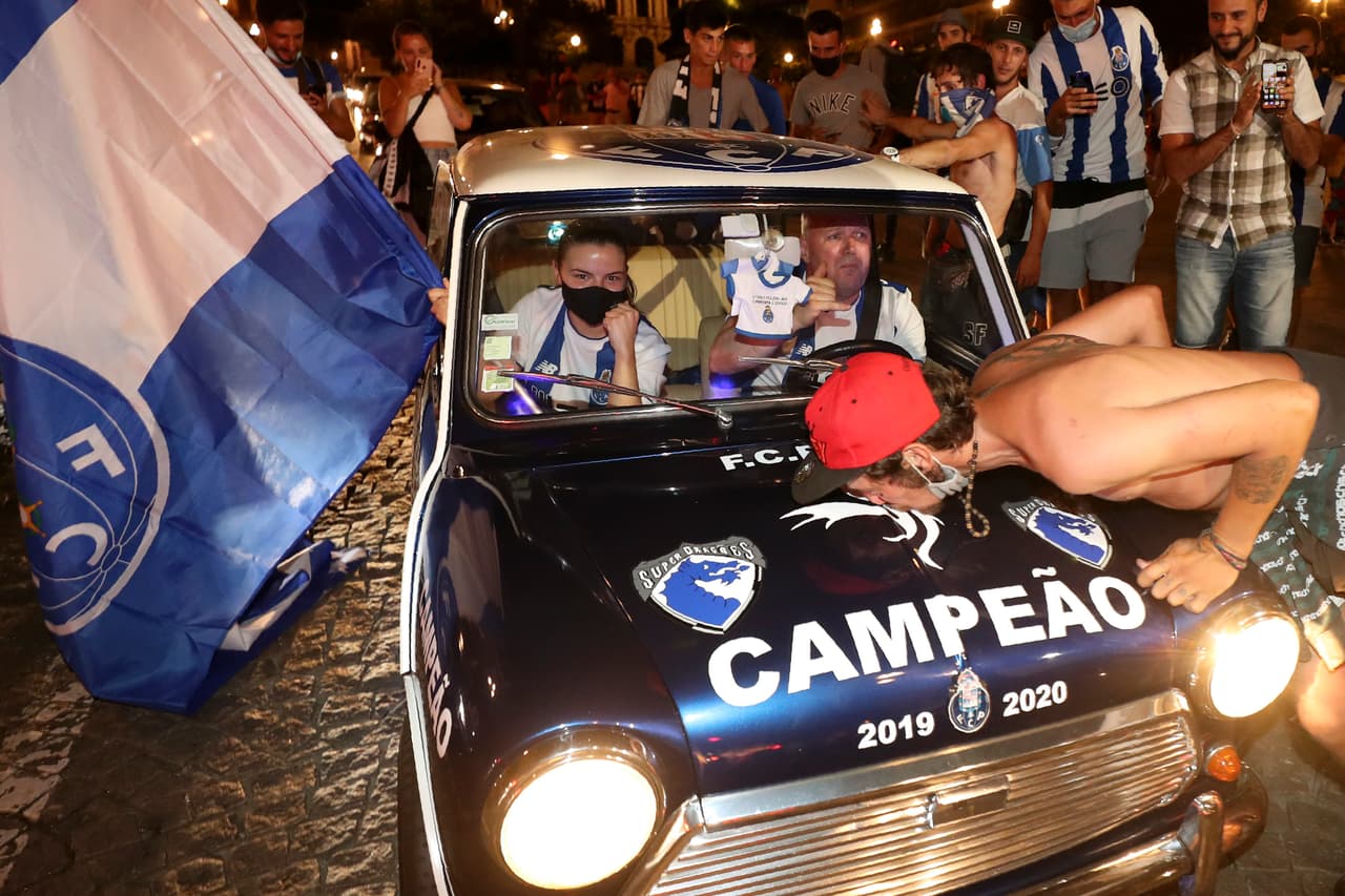 Pese a pandemia, salen a las calles a festejar título del FC Porto