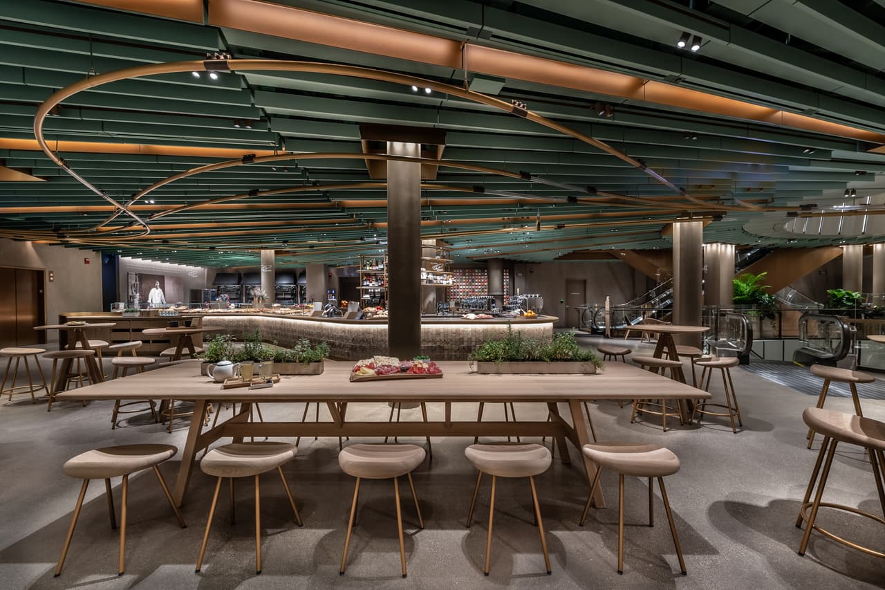 Cada piso tiene un ambiente diferente. La cafetería está en el primer piso y en el cuarto piso hay cócteles de café inspirados en Chicago.