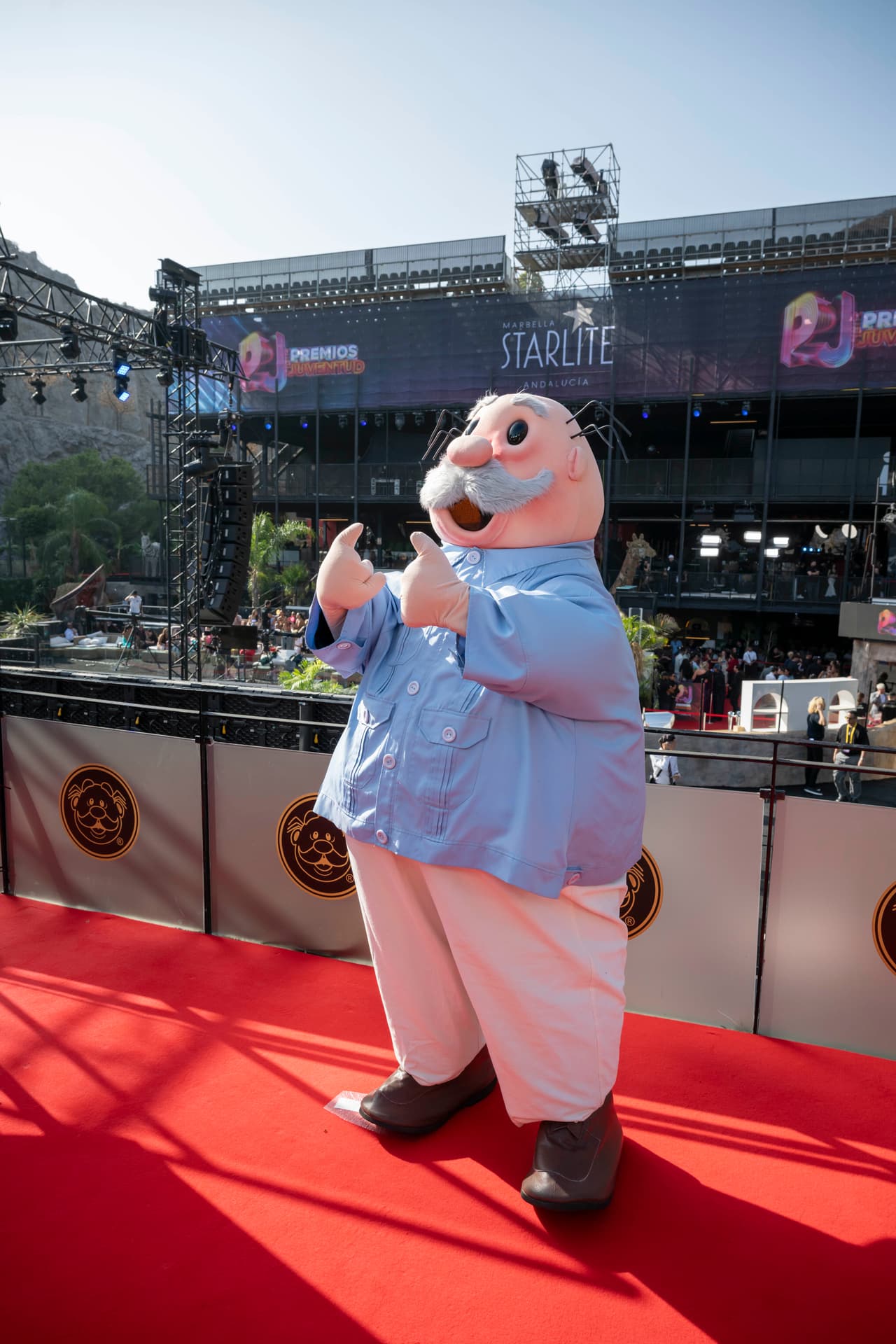 El simpático Dr. Simi en su primera alfombra en Premios Juventud.
