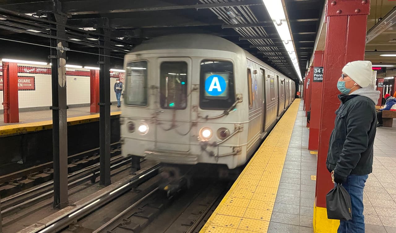 Sujeto es arrestado y enfrenta cargos por la serie de apuñalamientos en el subway de NYC