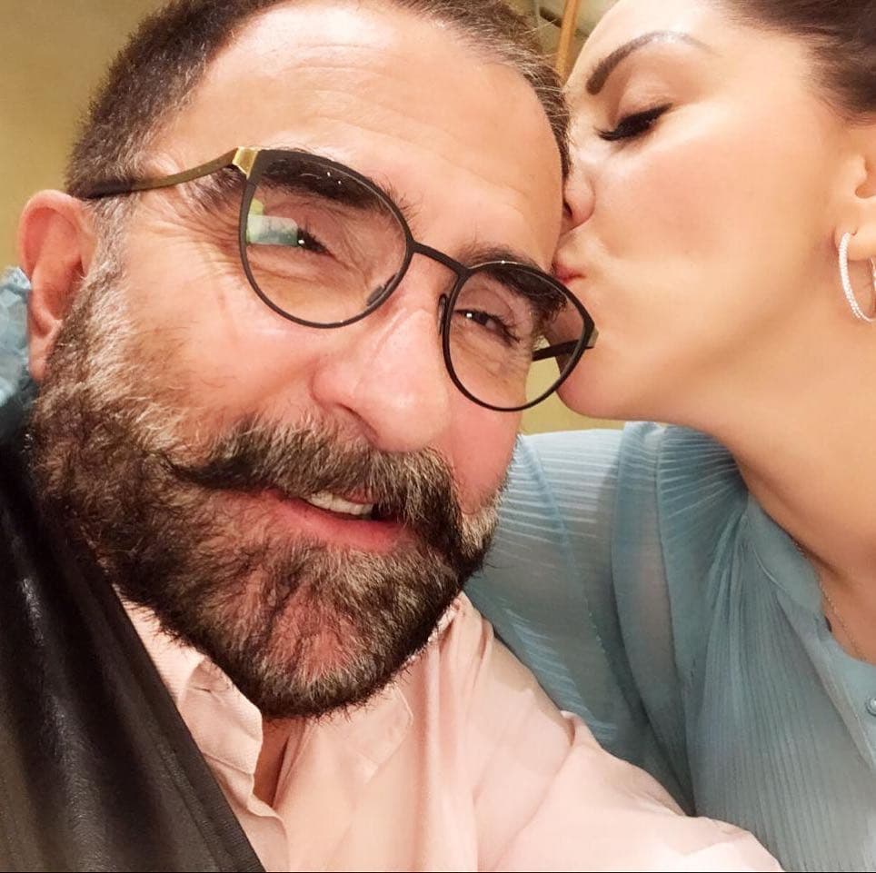 “No tengo porque esconderlo, hemos platicado que puede ser factible y estamos viendo los procedimientos que pueden ser factibles o si estamos en tiempo, pues como todas las parejas, antes de cumplir el año de casados lo platicamos”.