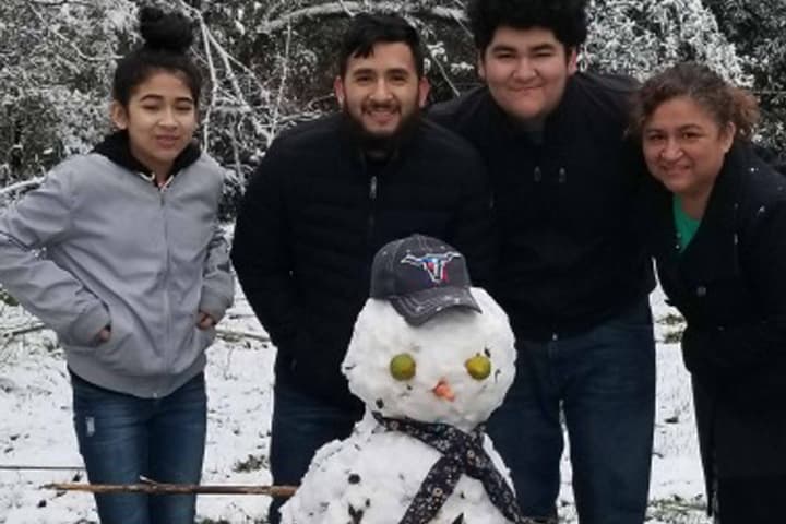 Muchos aprovecharon el raro evento para tomarse fotos, jugar con la nieve y construir el tradicional muñeco navideño.