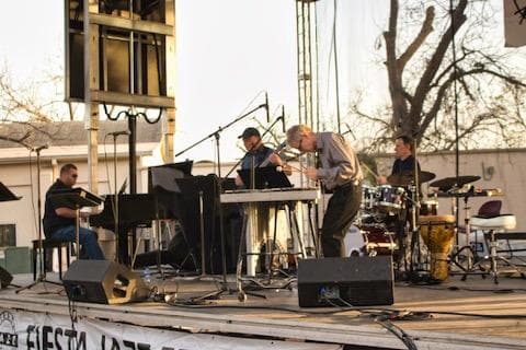 <h2 class="cms-H2-H2">Fiesta World Class Jazz</h2>
<br>
<ul>
<li class="li1">Cuándo: 28 de abril</li>
</ul>
<ul>
<li class="li1">Hora: 13:00 a 22:00 horas</li>
</ul>
<ul>
<li class="li1">Dónde: St. Mary’s University Campus</li>
</ul>
<ul>
<li class="li1">Qué es: Concierto especial y evento familiar en el que músicos jóvenes competirán por un premio.</li>
</ul>
<ul>
<li class="li1">Costo: Gratis</li>
</ul>