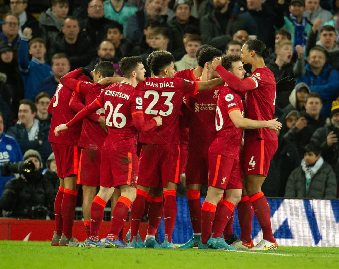 Liverpool derrota 2-0 al Leicester City con doblete de Diogo Jota en Anfield. El colombiano Luis Díaz salió como titular para enfrentar a los Foxes.