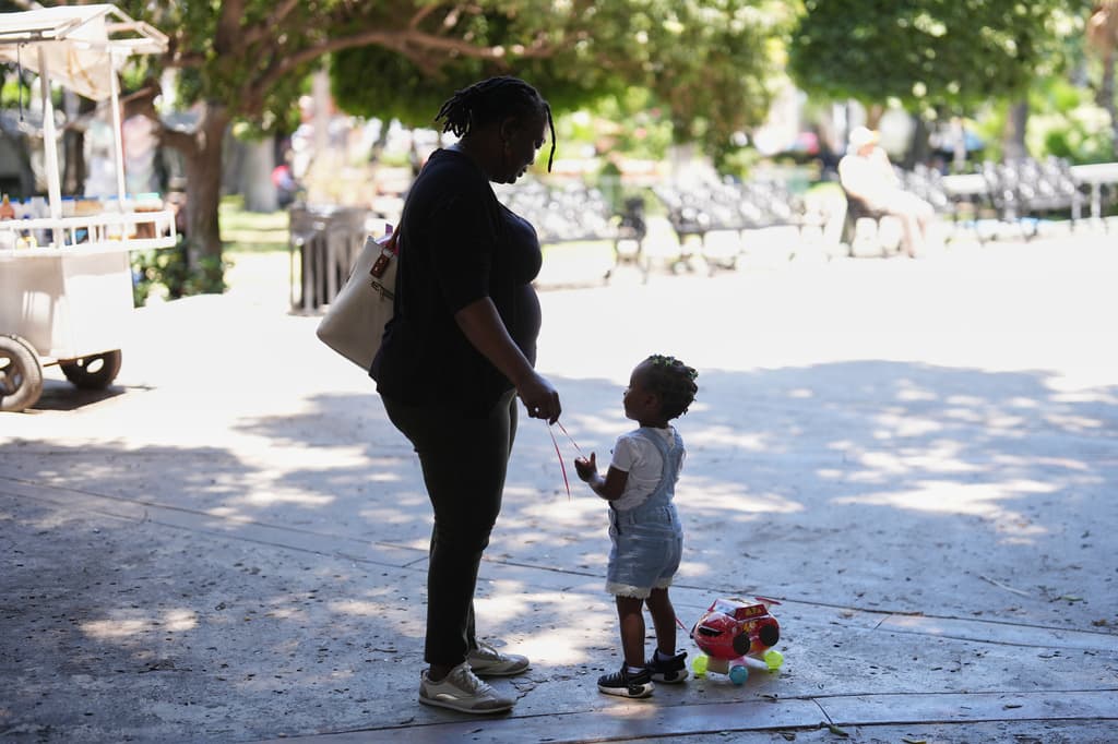 Vivianne Petit Frere conversa con su nieta Alexca en un parque, el 22 de junio de 2026, en Tijuana, México.