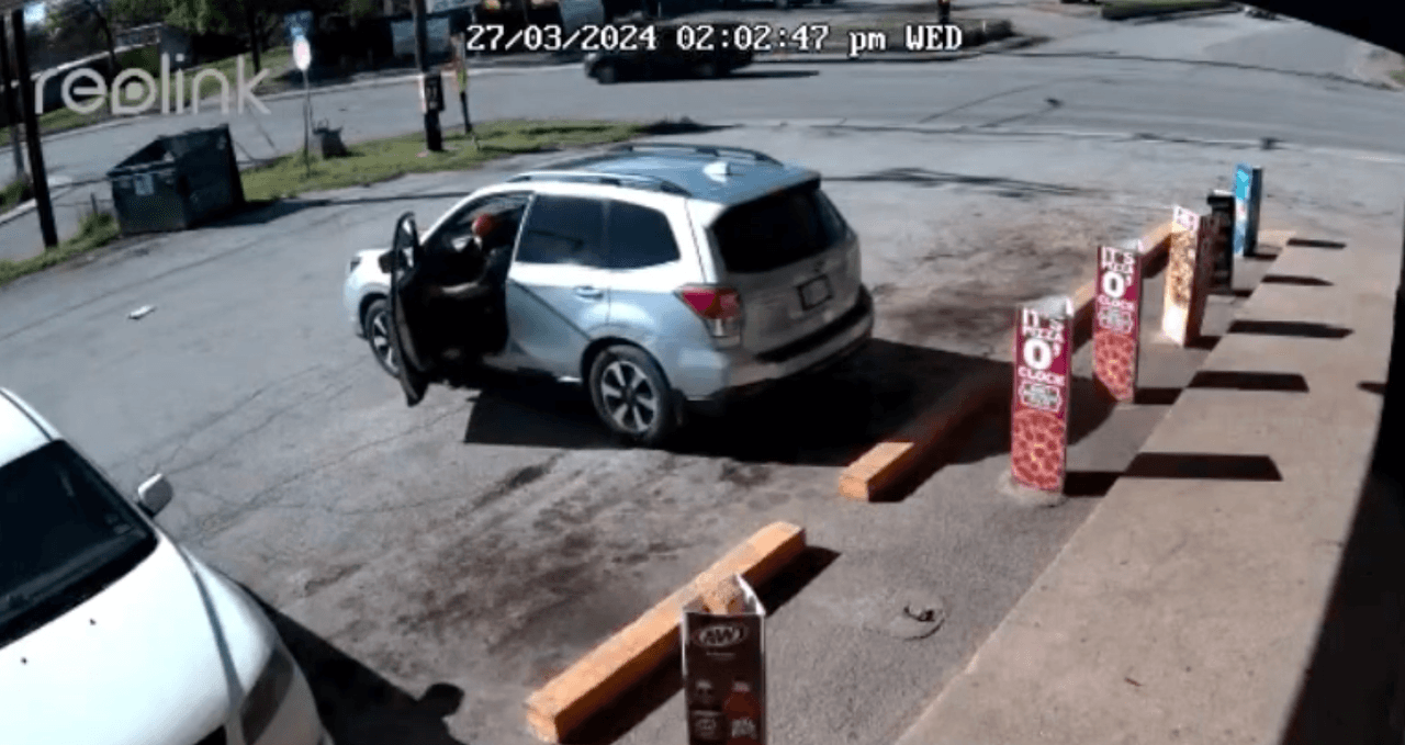 En el video, esta camioneta se estaciona, y después salen varios jóvenes armados aparentemente posando y mostrando pistolas para una foto.