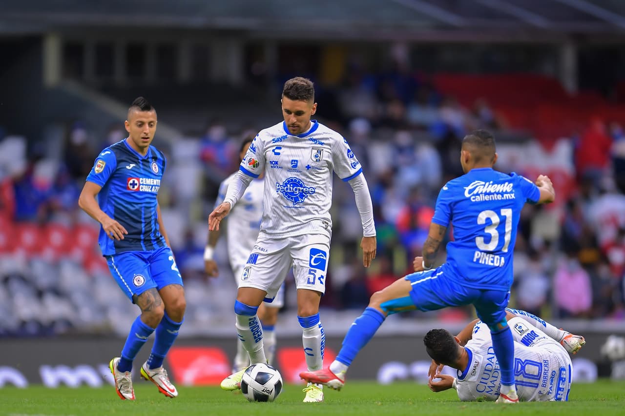 Cruz Azul recuperó la memoria y volvió a ganar ante unos Gallos Blancos que apretaron pero no pudieron hacer más.
