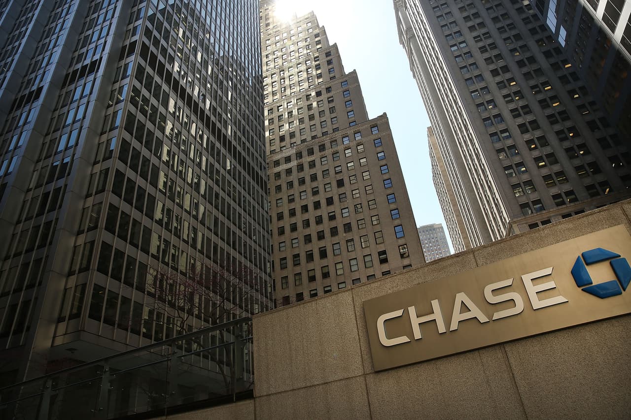 <b>Menos oficinas</b>
<br>
<br>A pesar de que muchas nuevas oficinas se construyeron después del 9/11, el número aún no llega a ser lo que fue en décadas pasadas, en parte porque muchas compañías se mudaron a Midtown o a otros lugares y la demanda simplemente no existe. Muchos edificios de oficina vacantes se han convertido en hoteles o residencias.