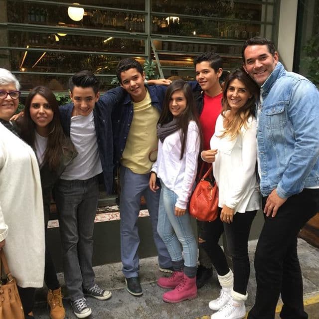 "No es de irnos a tomar un cafecito todas las mañanas o de reunirnos cada fin de semana, pero están nuestros hijos de por medio así que, de verdad, te puedo decir que no hay groserías ni decir: 'con ella o con este ni a la esquina', al contrario", declaró el actor a
<a href="https://www.univision.com/entretenimiento/eduardo-santamarina-quiere-a-jorge-poza-itati-cantoral-y-a-su-esposa-mayrin-villanueva-felices-los-cuatro" target="_blank"><b>Univision Entretenimiento</b></a>, en noviembre de 2017.