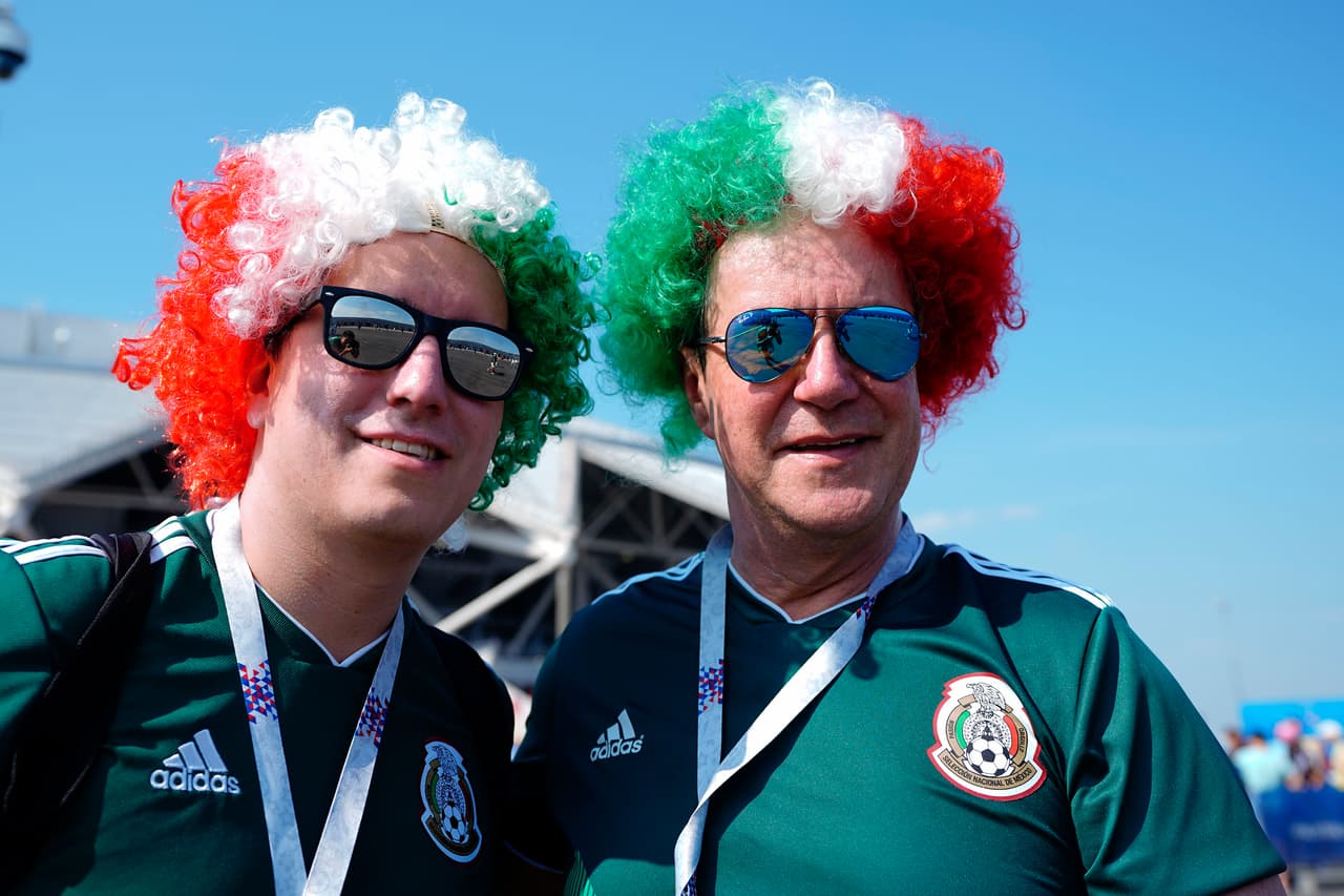 El colorido de los fanáticos de México y Brasil hace parte de una fiesta que se enciende en el Samara Arena en medio del partido de octavos de final entre ambos equipos en el Mundial Rusia 2018.