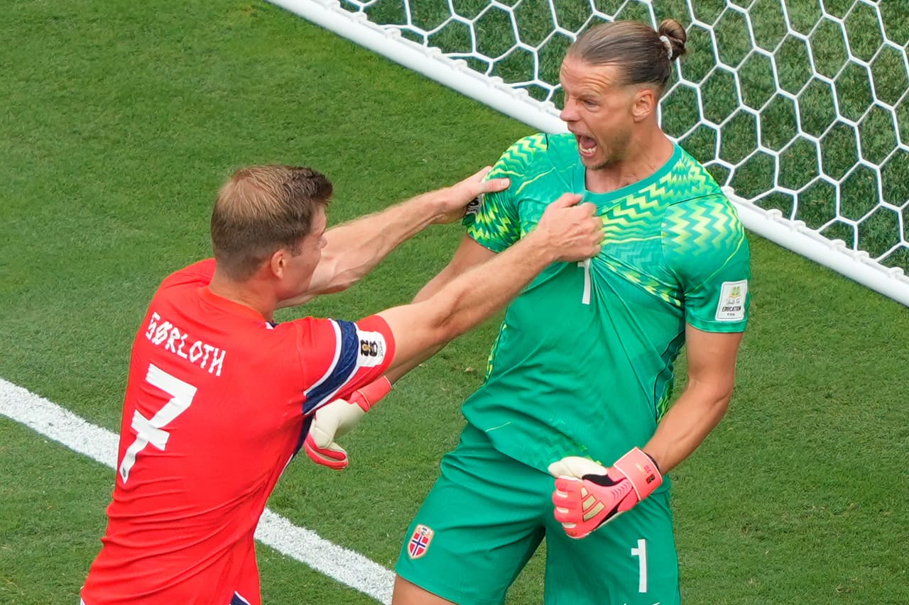 Alexander Sørloth and Ørjan Nyland reaccionan a la atajada.