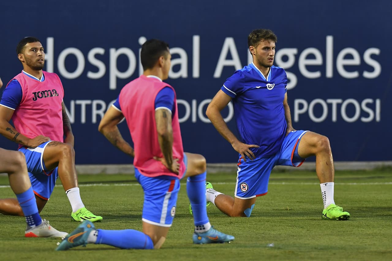 Sebastián Jurado se convirtió en héroe de un Cruz Azul que también vio como Santi Giménez y Alejandro Mayorga se fueron lesionados y ahora son grandes dudas para el fin de semana. San Luis se cansó de fallar.