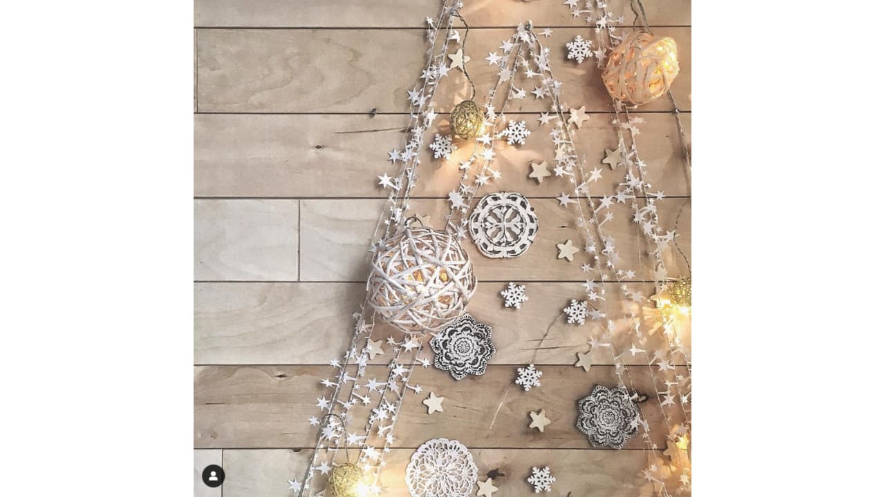 Árbol de Navidad en la pared decorado con mandalas