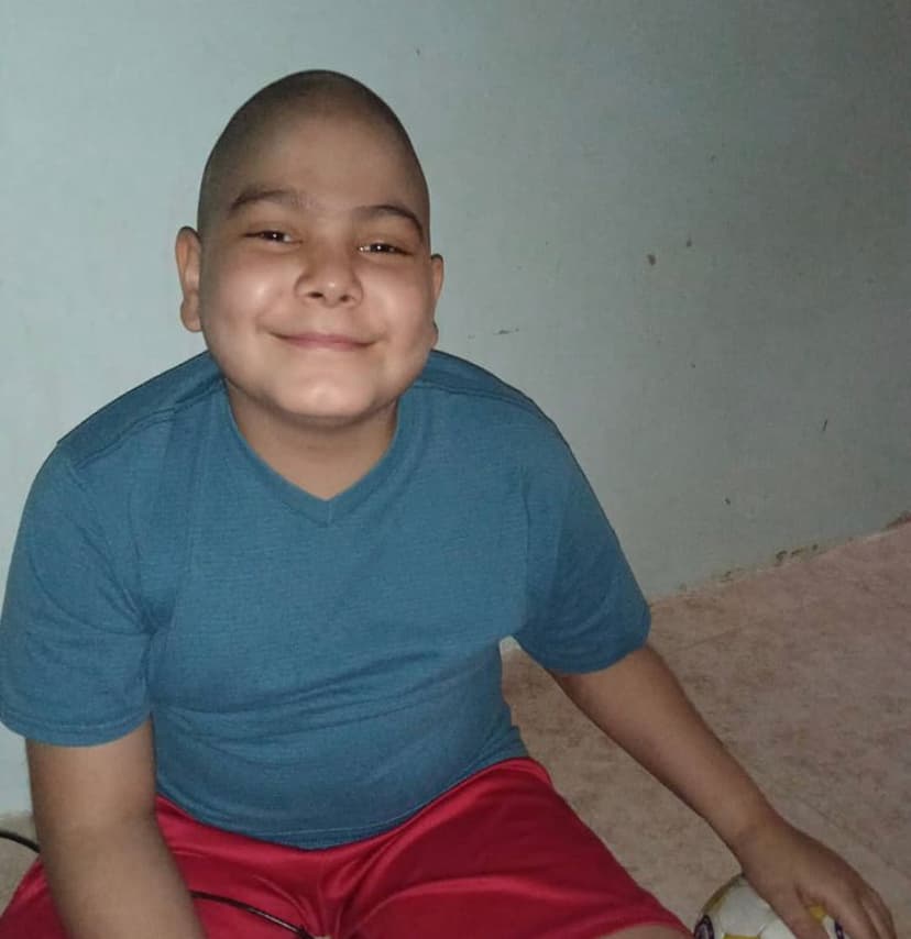 Y es que, a pesar de todo la adversidad, Adrián mantiene su sonrisa intacta y no deja que la realidad termine por abrumarlo.
<b>“Yo le digo a mami que vamos a salir de esto.</b> Porque, aunque llega un momento que uno decae y dice que no puede más, le pido mucho a Dios para que me fortalezca para seguir, terminar con esto y poder derrotar a ese monstruo”, señala el niño.
<br>