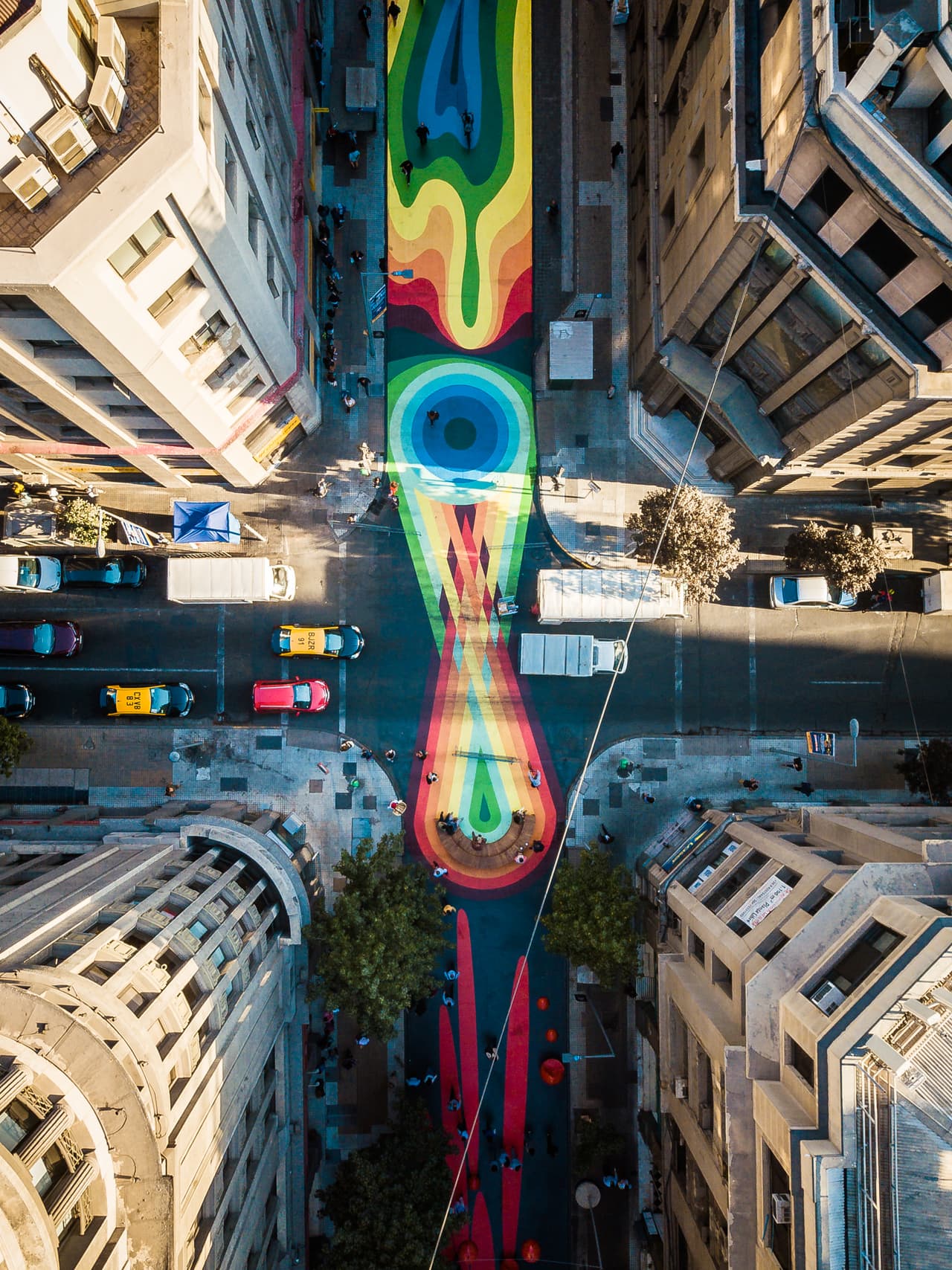 El mural de Fernández, plasmado en el suelo de la calle Bandera, busca contar la historia de Chile: desde los tiempos prehispánicos hasta la república moderna.