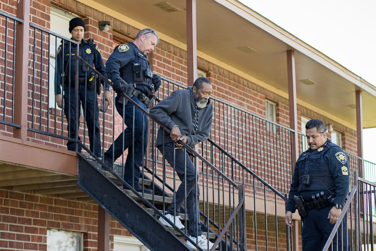 El precinto 1 del condado Harris arrestó al sospechoso, identificado como Dwight Paul Hankins, de 66 años.