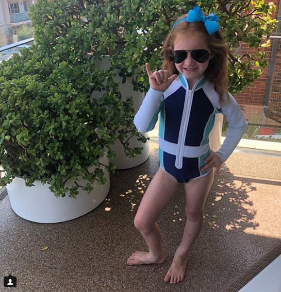 Cuenta con más de 106k seguidores en Instagram, a quienes cautiva con su melena pelirroja y su pícara sonrisa.