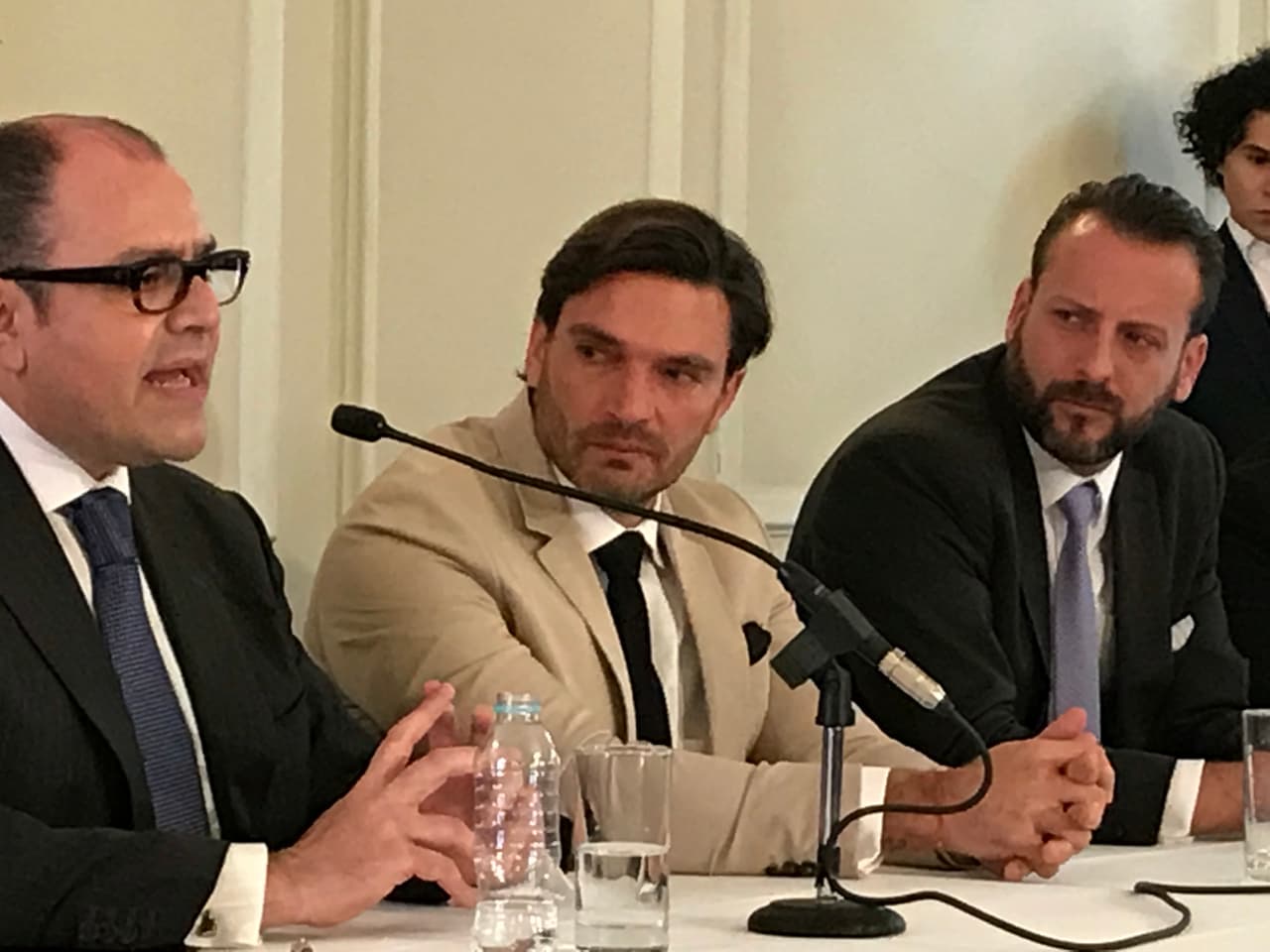 Tras varios desacuerdos, en noviembre de 2018, Rodrigo Carmona (extrema derecha), abogado de
<b><a href="https://www.univision.com/entretenimiento/julian-gil-quiere-cerrar-el-tema-pero-hizo-una-apelacion-de-102-paginas-en-el-caso-de-su-hijo">Julián Gil, apeló</a></b> el dictamen de un juez y pidió cambios en los horarios y el lugar de convivencia con su hijo Matías, al igual que en el monto de la pensión que mensualmente tiene que pagarle al menor de sus tres hijos.