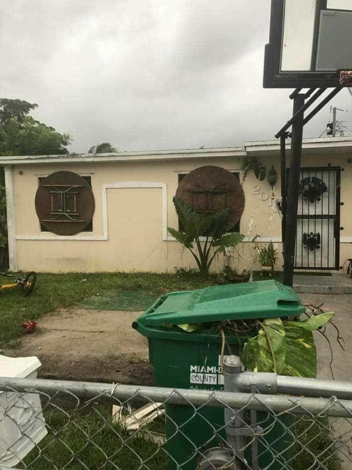 Contrachapado en las ventanas: ✔️
<br>
<br>Tendrá que pensar en otra mesa de dominó para usar durante la tormenta.
<br>
<br>*No de Hialeah