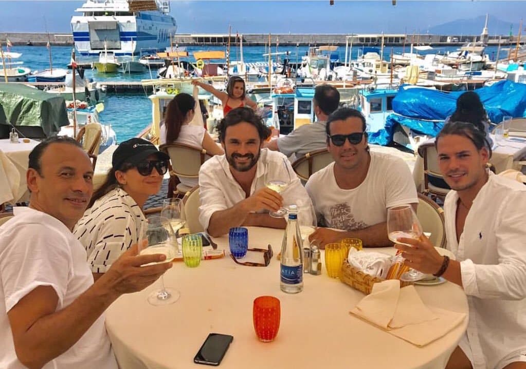 Hace algunos años era casi imposible pensar que
<b><a href="http://www.univision.com/temas/ivan-sanchez">Iván</a></b> se dejaría tomar una fotografía junto a sus amistades mientras pasaban un buen rato junto al mar, pero al parecer el amor le cambió la vida y ahora hasta sonríe para presumir la etapa por la que está pasando.