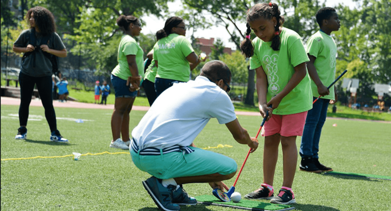 Según la Asociación Estadounidense de Campamentos la tarifa semanal promedio para un campamento de verano diurno oscila semanalmente e
<b>ntre $199 y $800, mientras que los campamentos nocturnos cuestan entre $680 y $2,000.</b>
<br>
