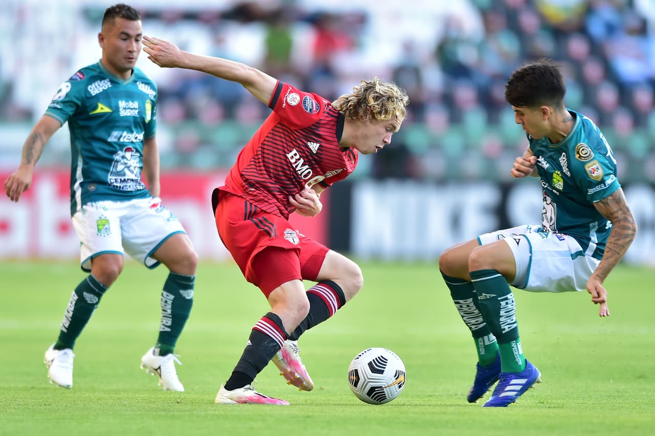 Fernando Navarro adelantó a los locales al minuto 25, pero una falta de concentración hace que Andrés Mosquera empate el encuentro con un lamentable autogol.