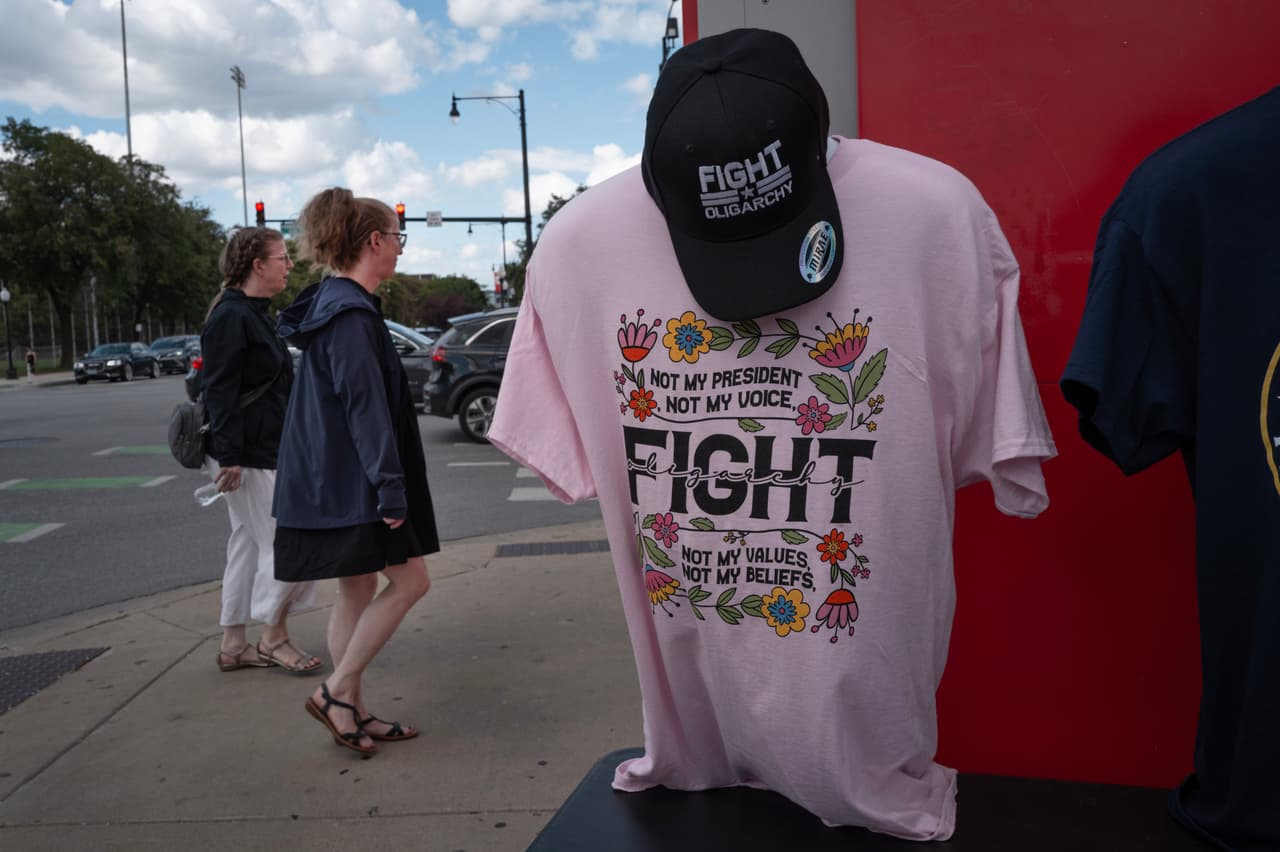 Entre el público también se escucharon reflexiones sobre cómo responder en caso de que llegaran tropas a la ciudad. Lorraine Swanson, residente de Oak Lawn de 68 años, aseguró que la respuesta debía ser pacífica:
<br>“Trump cuenta con el caos, pero nuestra fuerza es resistir sin violencia", comentó Swanson.