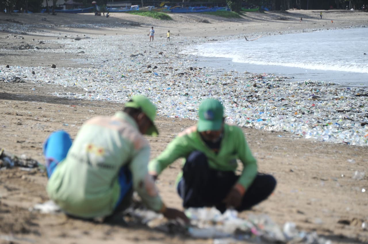 Algunos grupos se han organizado para tomar acciones por su cuenta. También hay ONGs que se han acercado a apoyar esta causa. “Indonesia cuenta con políticas y leyes (contra la contaminación), pero debido a la corrupción parece incapaz de actuar”, señala Mike O’leary, director de la Fundación ROLE.