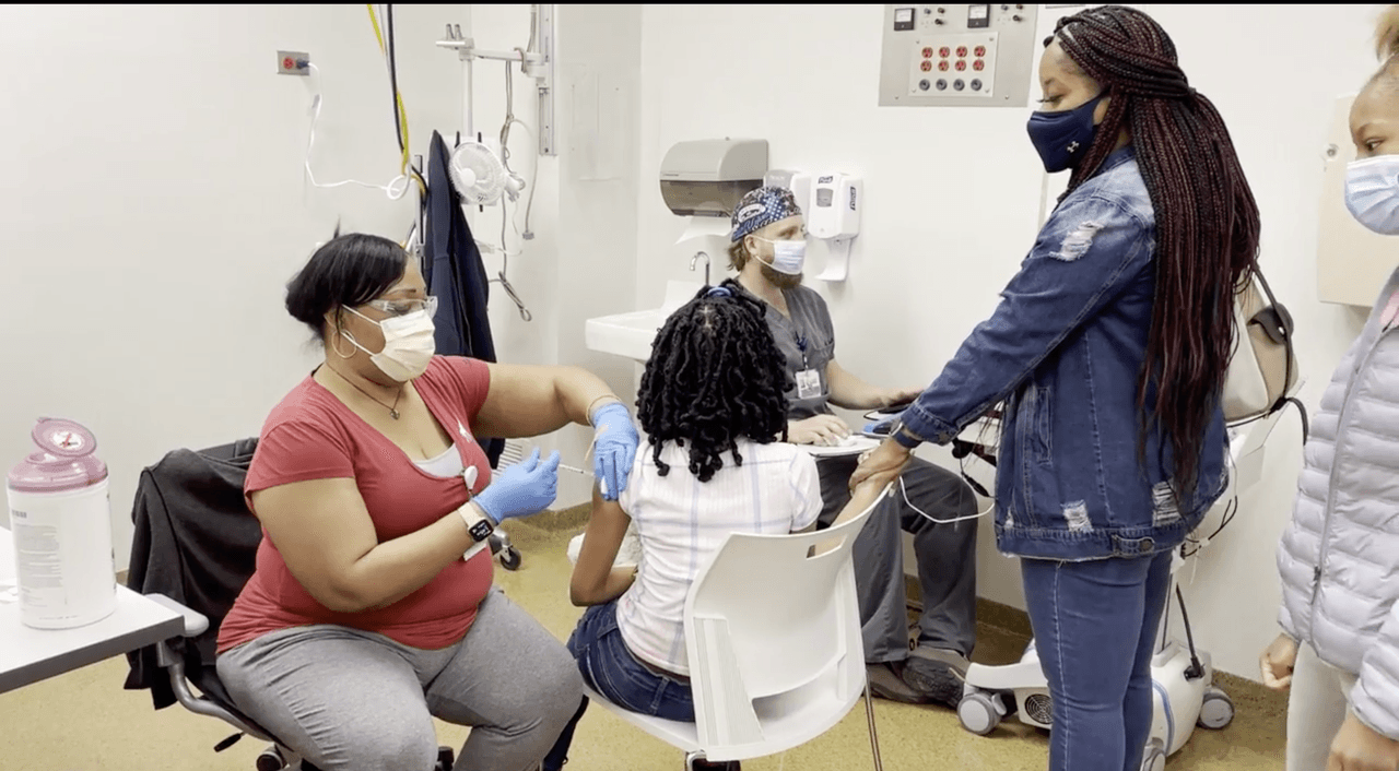 Los estudios de la FDA y de los CDC concluyeron que los jóvenes que recibieron la vacuna reportaron efectos secundarios parecidos a los que experimentan los pacientes mayores de 16.