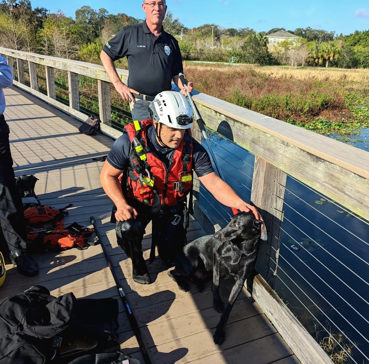Los bomberos usaron cuerdas para levantar al bombero Navas de vuelta al paseo marítimo de forma segura.