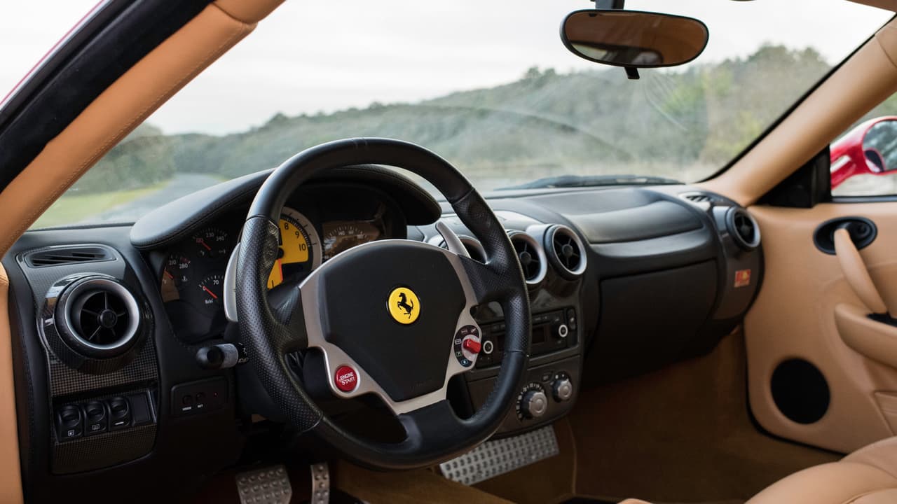 El F430 se beneficiaba de
<b>tecnología desarrollada para la Fórmula 1</b>. Como el diferencial electrónico (E-Diff), utilizado para aprovechar al máximo el torque producido por el motor o el interruptor 'manettino' instalado en el volante para ajustar las dinámicas de manejo sobre la marcha.