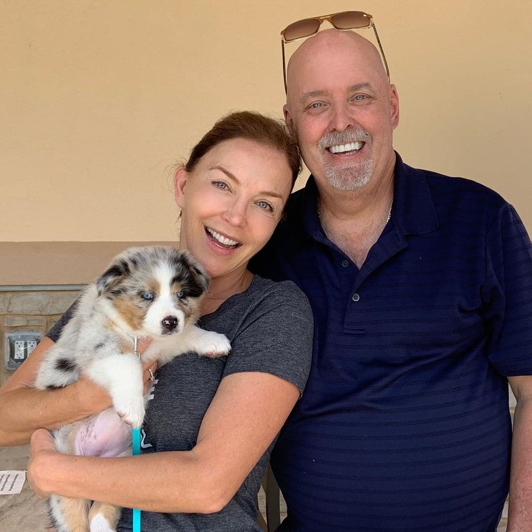 El 15 de abril de 2019 Laura Flores compartió en Instagram que su pareja
<b>Matthew Flannery le había entregado el anillo</b> y se casaron por el civil el 19 de octubre del mismo año.
<br>