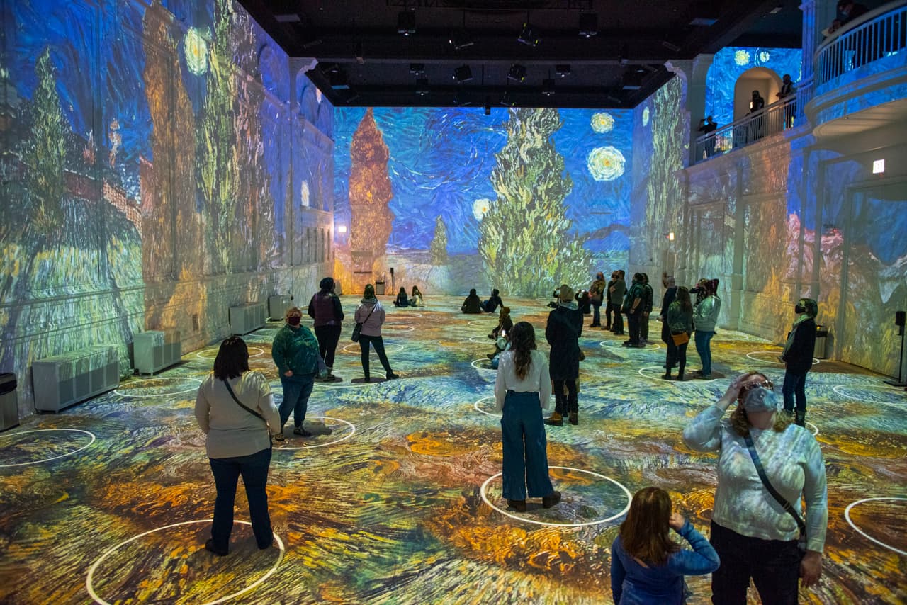 <h3 class="cms-H3-H3">¿Dónde será la exhibición?</h3>
<br>“La ubicación que está tomando
<i>Immersive Van Gogh</i>
<b>es un lugar secreto situado en el corazón de Phoenix</b>. Para ser anunciado antes de que se abra la exhibición
<b>, los poseedores de boletos existentes recibirán un correo electrónico con el nombre del lugar y la ubicación una vez que se haga público”, se lee en un comunicado de prensa. </b>
<br>