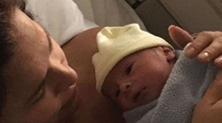 Hace apenas cuatro meses la actriz
<b><a href="http://www.univision.com/temas/arleth-teran">Arleth Terán</a></b> se convirtió en madre por primera vez, y con esta imagen dio a conocer a su primogénito, arrancando suspiros entre todos sus fans.