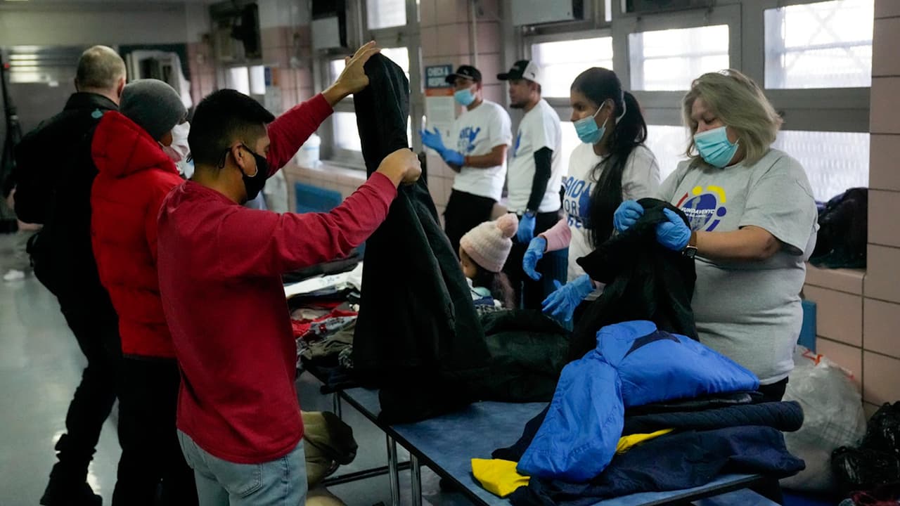 Alcalde Eric Adams regala ropa y comida a inmigrantes de Manhattan: "Ayuden a esta gente"