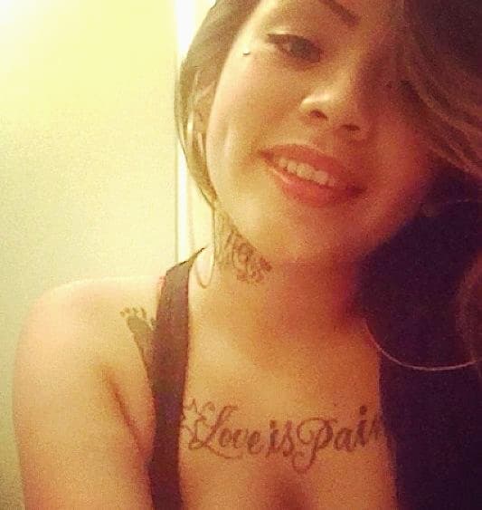 "Love is Pain" (amor es dolor), dice uno de los primeros tatuajes que se hizo aún siendo adolescente. Después se tatuaría otra frase: "Pain is Pleasure" (dolor es placer).