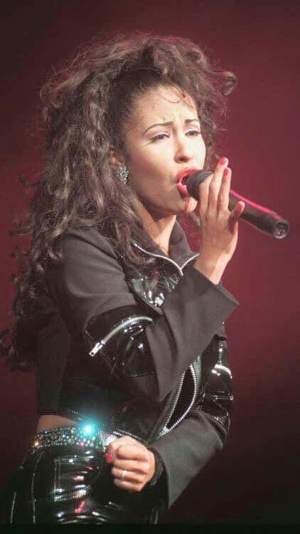 A la hora de cantar prefería vestir de negro, luego vinieron los vestidos que también se hicieron icónicos.