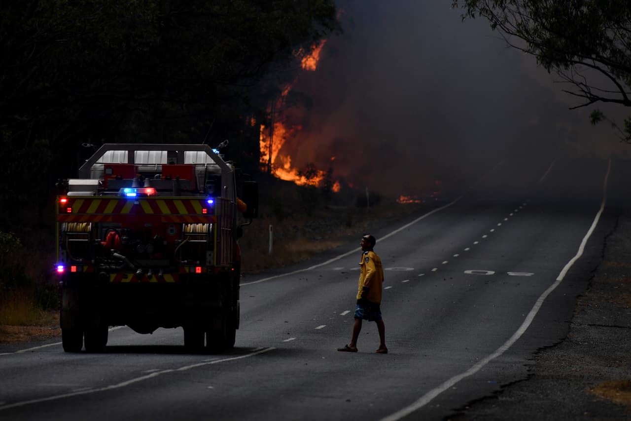 Desde la carretera Princes focos de fuego amenazaron a varios pueblos de Australia. En algunas regiones asoladas las temperaturas alcanzaron cientos de grados, obligando a desalojar a sus moradores.