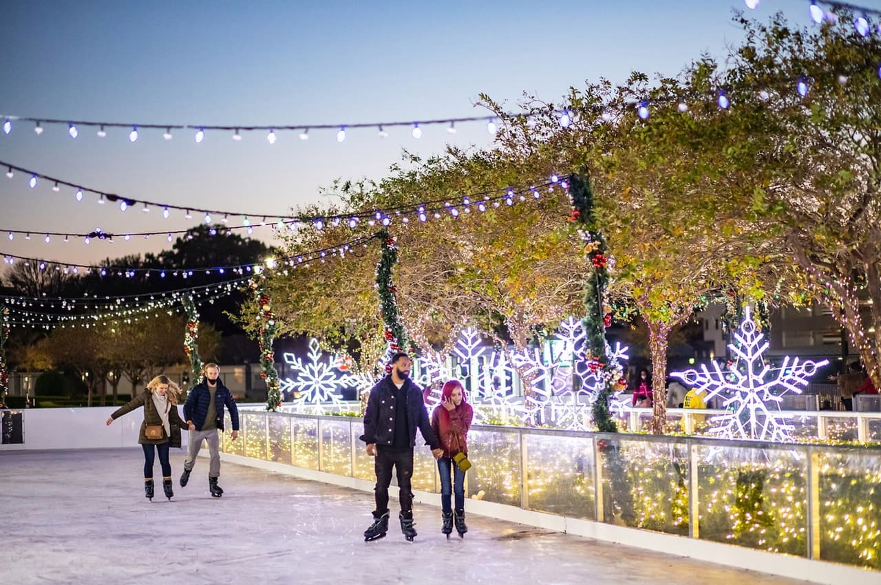 <b><a href="https://atlanticstation.com/event/skate-the-station/" target="_blank">Skate at the Station (Atlantic Station)</a></b>. Patina sobre hielo en la pista más grande del área metropolitana de Atlanta.