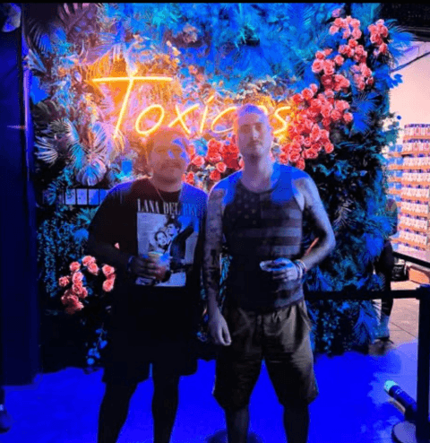 Además, la investigación oficial reveló que supuestamente
<b>Vaughn alteró la escena y movió el cuerpo de Luis David Baños, </b>para que pareciera
<b><a href="https://www.univision.com/local/houston-kxln/policia-homicidio-suicidio-houston" target="_blank">un suicidio</a></b>.
<br>