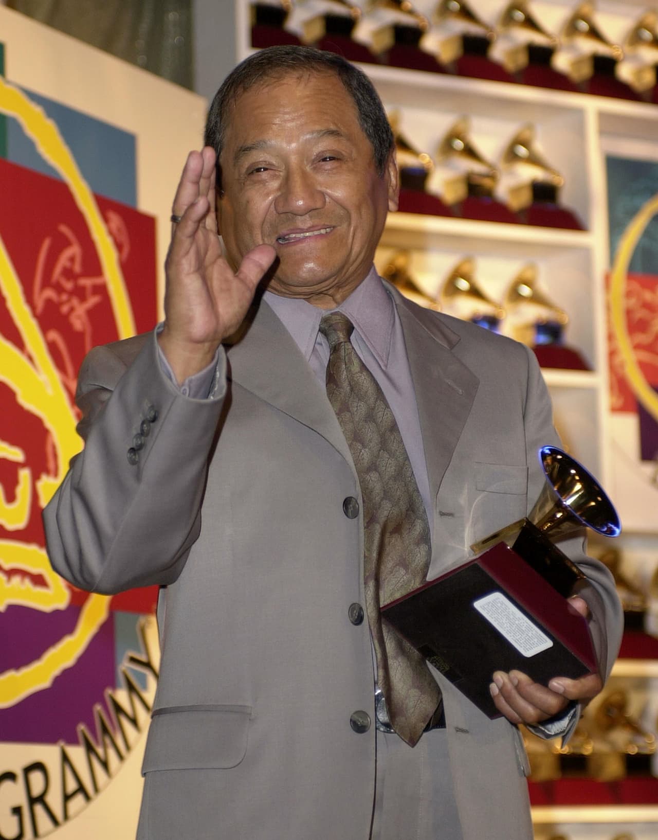 Manzanero publicó más de 30 trabajos discográficos, entre ellos ‘Somos novios’ (1968), Corazón Salvaje (1977), ‘Nada personal’ (1995) y ‘Duetos’, por el que ganó el Grammy Latino al mejor álbum vocal pop para grupo o dúo en 2001. En la fotografía el autor cuando recibió este premio en Los Ángeles, California.