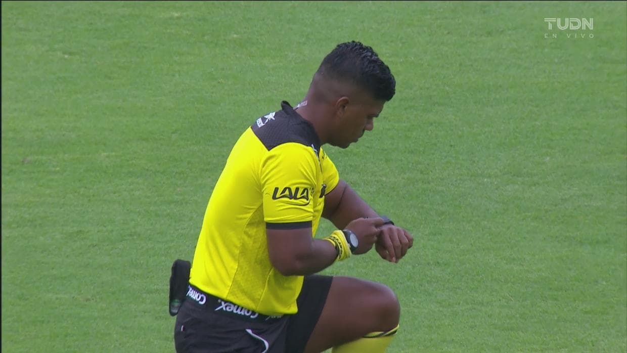 Árbitro mexicano protesta contra el racismo en la Copa por México