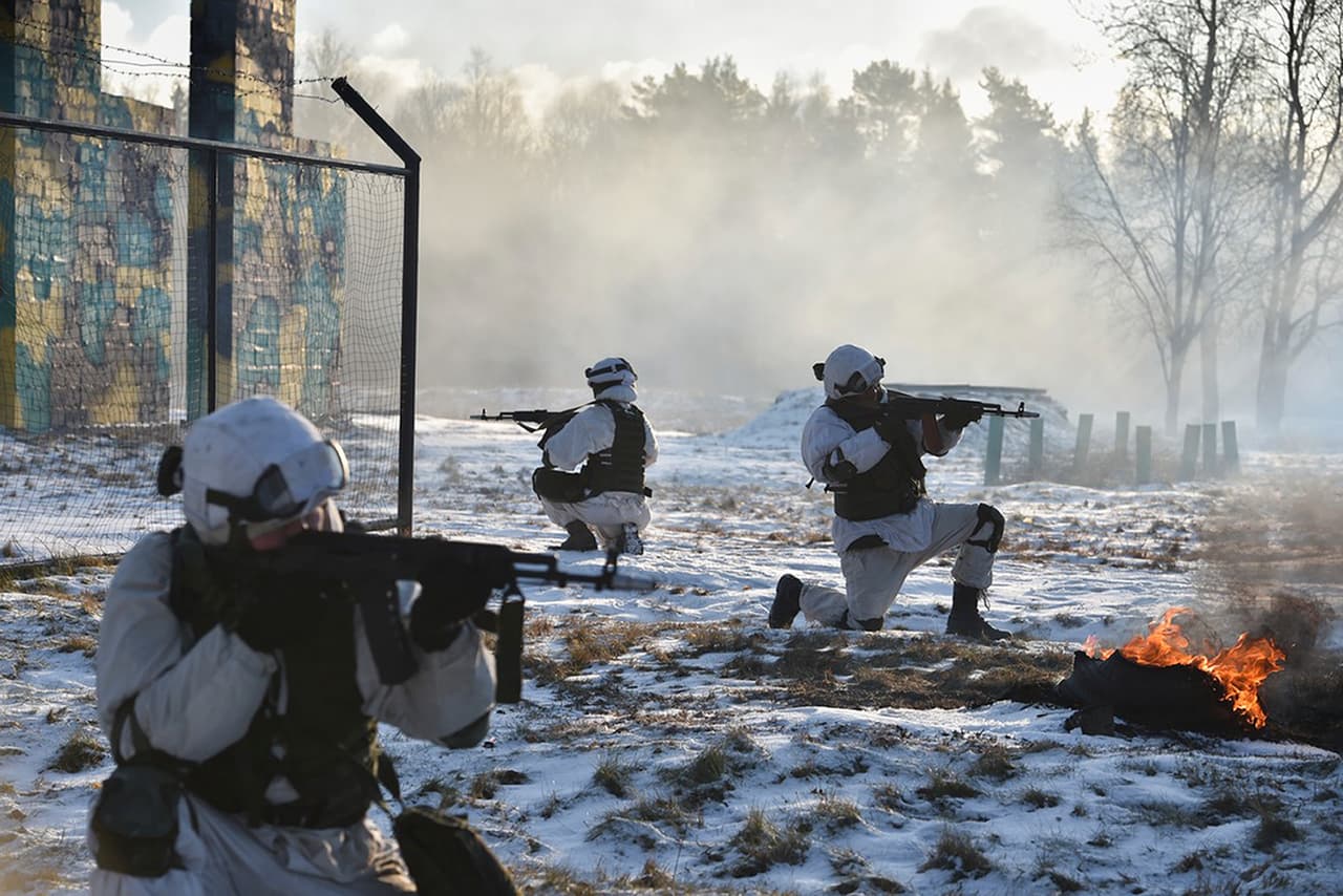 En esta foto proporcionada por el Servicio de Prensa del Ministerio de Defensa de Rusia el martes 25 de enero de 2022, soldados rusos asisten a un ejercicio militar en el campo de entrenamiento de Golovenki en la región de Moscú, Rusia.