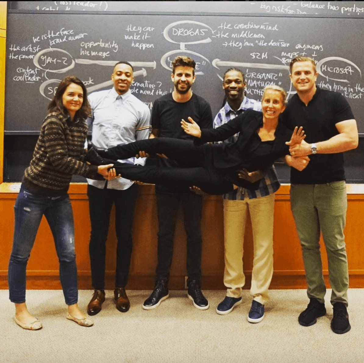 Katie Holmes y Gerard Piqué fueron compañeros de clase en Harvard