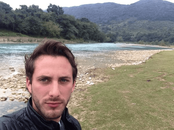 Y no pierde oportunidad para tomarse fotos en las locaciones.