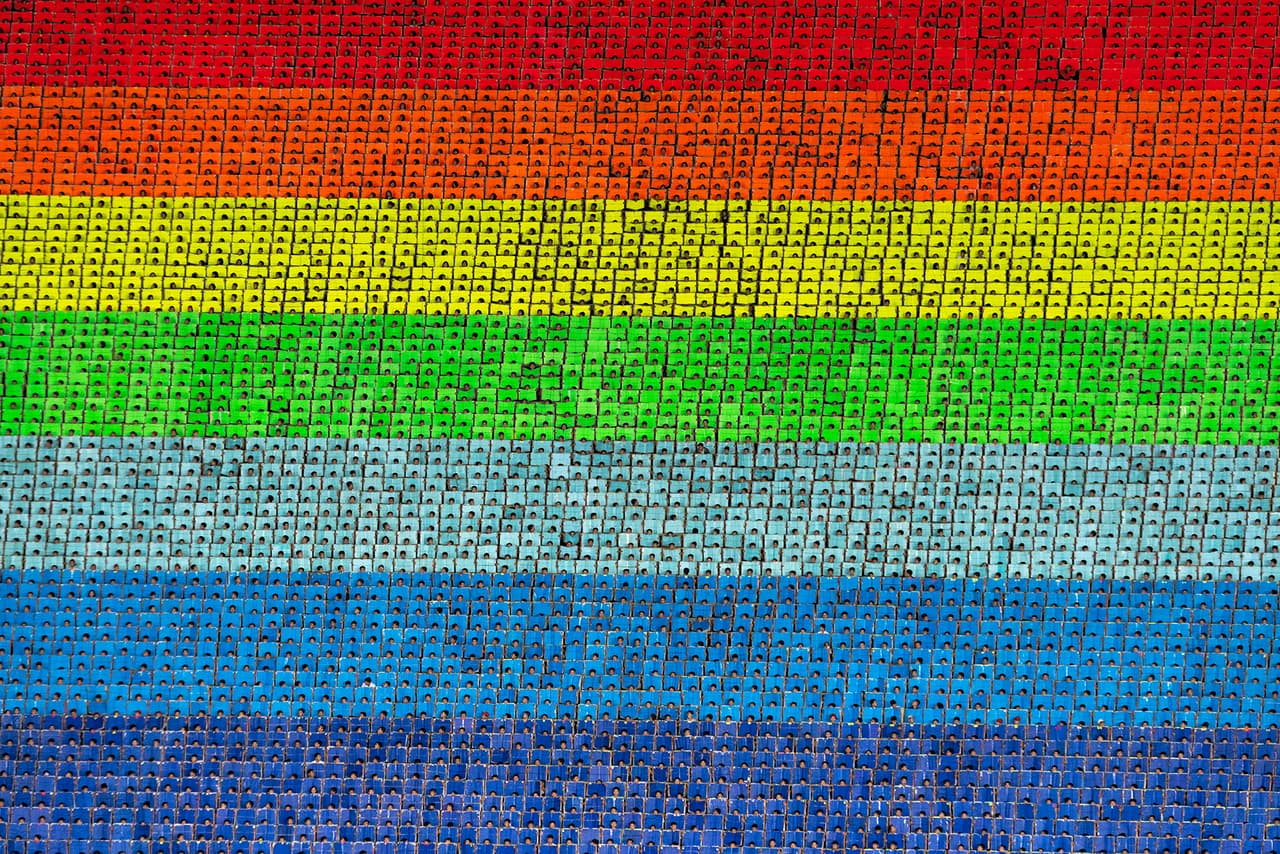 El espectáculo de colores en las gradas del estadio Rungrado de Pyongyang. “Espero que este vistazo a las vidas de los ciudadanos de Corea del Norte les abra la mente sobre este país y muestre que no se trata solo de lo que se ve en las noticias”, concluye el artista sobre su libro, a disposición del público a partir de noviembre.