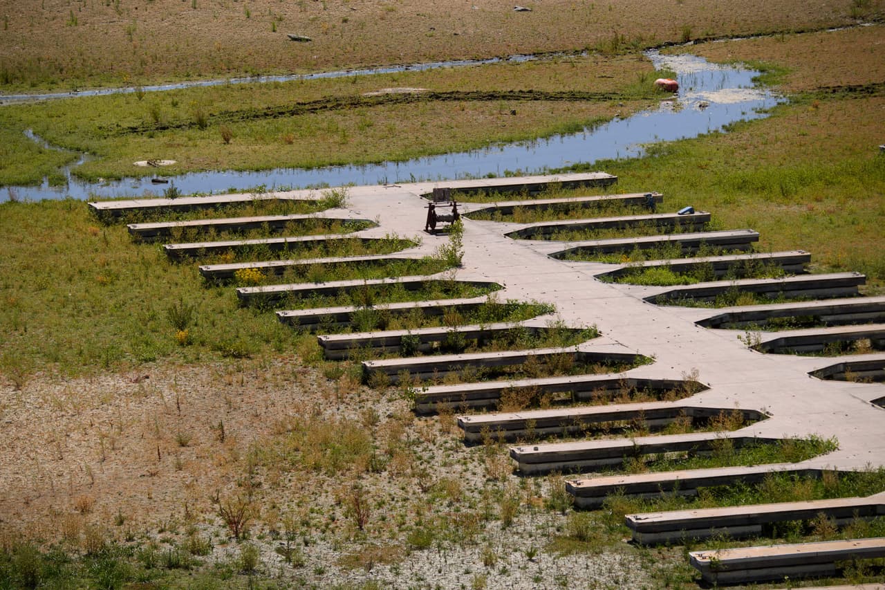 Los puestos del muelle de la marina del lago Folsom estaban sin lanchas y embarcaciones debido a los bajos niveles del agua. La emergencia de sequía en el estado incluye al condado donde está el lago.